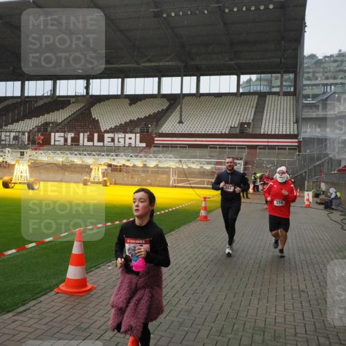 07.12.2025 - St. Pauli X-Mass-Run No. 15 Fabian Wolf http://msf.ph/oto/9408156 07.12.2025 11:06:40 Ziel 359, 382, 565, 1285, 1286, 1556, 1564, 1708, 4582, 4588 meine-sportfotos.de