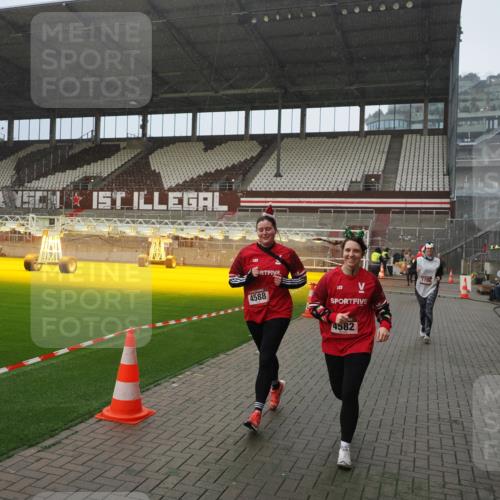 07.12.2025 - St. Pauli X-Mass-Run No. 15 Fabian Wolf http://msf.ph/oto/9408190 07.12.2025 11:06:45 Ziel 359, 382, 565, 595, 1285, 1286, 1462, 1556, 1564, 1708, 4582, 4588 meine-sportfotos.de
