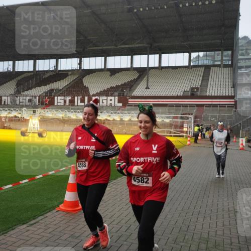 07.12.2025 - St. Pauli X-Mass-Run No. 15 Fabian Wolf http://msf.ph/oto/9408198 07.12.2025 11:06:46 Ziel 359, 382, 565, 595, 1285, 1286, 1462, 1469, 1556, 1564, 1708, 4582, 4588 meine-sportfotos.de