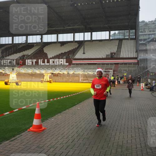 07.12.2025 - St. Pauli X-Mass-Run No. 15 Fabian Wolf http://msf.ph/oto/9408216 07.12.2025 11:06:51 Ziel 359, 382, 565, 595, 1462, 1469, 1708, 4582, 4588 meine-sportfotos.de