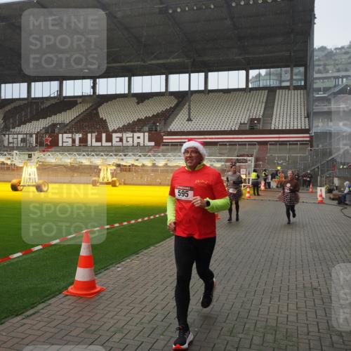 07.12.2025 - St. Pauli X-Mass-Run No. 15 Fabian Wolf http://msf.ph/oto/9408225 07.12.2025 11:06:51 Ziel 359, 382, 565, 595, 1462, 1469, 1708, 4582, 4588 meine-sportfotos.de