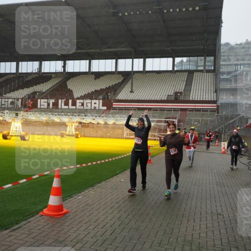 07.12.2025 - St. Pauli X-Mass-Run No. 15 Fabian Wolf http://msf.ph/oto/9408264 07.12.2025 11:07:02 Ziel 595, 1462, 1469, 1634, 1666, 1751, 1861, 1862 meine-sportfotos.de