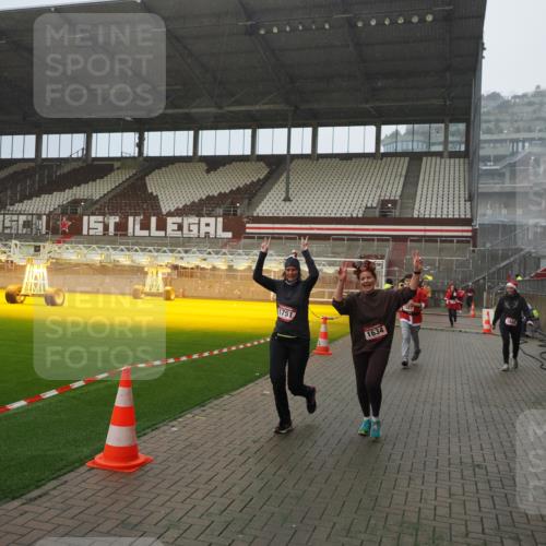 07.12.2025 - St. Pauli X-Mass-Run No. 15 Fabian Wolf http://msf.ph/oto/9408267 07.12.2025 11:07:02 Ziel 595, 1462, 1469, 1634, 1666, 1751, 1861, 1862 meine-sportfotos.de