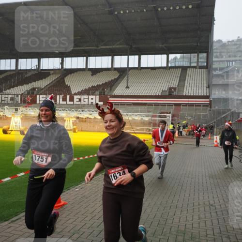 07.12.2025 - St. Pauli X-Mass-Run No. 15 Fabian Wolf http://msf.ph/oto/9408285 07.12.2025 11:07:03 Ziel 595, 1462, 1469, 1634, 1666, 1751, 1861, 1862 meine-sportfotos.de