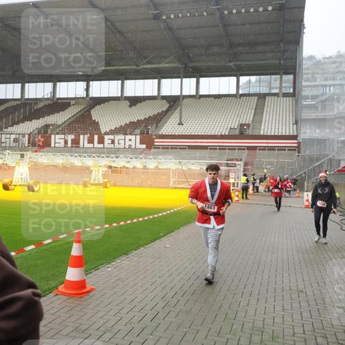 07.12.2025 - St. Pauli X-Mass-Run No. 15 Fabian Wolf http://msf.ph/oto/9408294 07.12.2025 11:07:04 Ziel 1462, 1469, 1634, 1666, 1751, 1861, 1862 meine-sportfotos.de