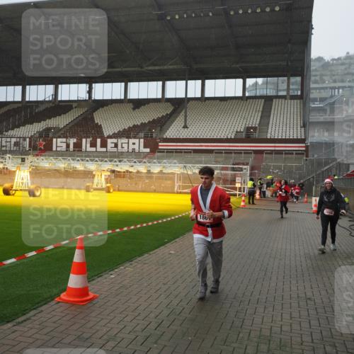07.12.2025 - St. Pauli X-Mass-Run No. 15 Fabian Wolf http://msf.ph/oto/9408297 07.12.2025 11:07:04 Ziel 1462, 1469, 1634, 1666, 1751, 1861, 1862 meine-sportfotos.de