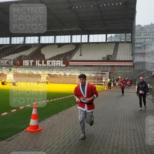 07.12.2025 - St. Pauli X-Mass-Run No. 15 Fabian Wolf http://msf.ph/oto/9408300 07.12.2025 11:07:04 Ziel 1462, 1469, 1634, 1666, 1751, 1861, 1862 meine-sportfotos.de