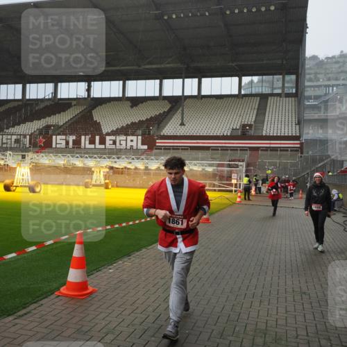 07.12.2025 - St. Pauli X-Mass-Run No. 15 Fabian Wolf http://msf.ph/oto/9408303 07.12.2025 11:07:05 Ziel 1462, 1469, 1634, 1666, 1751, 1861, 1862 meine-sportfotos.de