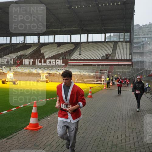 07.12.2025 - St. Pauli X-Mass-Run No. 15 Fabian Wolf http://msf.ph/oto/9408306 07.12.2025 11:07:05 Ziel 1462, 1469, 1634, 1666, 1751, 1861, 1862 meine-sportfotos.de