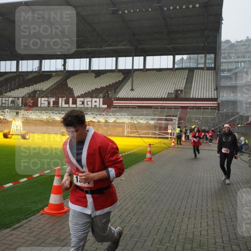 07.12.2025 - St. Pauli X-Mass-Run No. 15 Fabian Wolf http://msf.ph/oto/9408309 07.12.2025 11:07:05 Ziel 1462, 1469, 1634, 1666, 1751, 1861, 1862 meine-sportfotos.de
