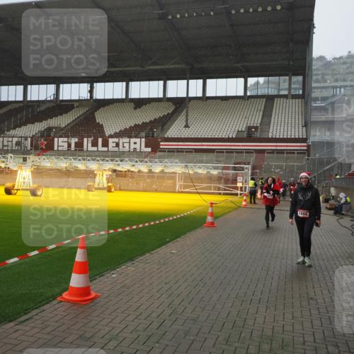 07.12.2025 - St. Pauli X-Mass-Run No. 15 Fabian Wolf http://msf.ph/oto/9408319 07.12.2025 11:07:06 Ziel 281, 688, 1469, 1634, 1666, 1751, 1861, 1862 meine-sportfotos.de