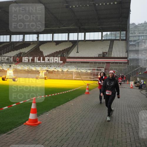 07.12.2025 - St. Pauli X-Mass-Run No. 15 Fabian Wolf http://msf.ph/oto/9408340 07.12.2025 11:07:07 Ziel 281, 596, 688, 1634, 1666, 1751, 1861, 1862 meine-sportfotos.de