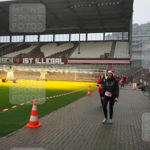 07.12.2025 - St. Pauli X-Mass-Run No. 15 Fabian Wolf http://msf.ph/oto/9408343 07.12.2025 11:07:07 Ziel 281, 596, 688, 1634, 1666, 1751, 1861, 1862 meine-sportfotos.de