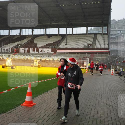 07.12.2025 - St. Pauli X-Mass-Run No. 15 Fabian Wolf http://msf.ph/oto/9408351 07.12.2025 11:07:09 Ziel 281, 596, 688, 1585, 1587, 1634, 1666, 1751, 1861, 1862 meine-sportfotos.de