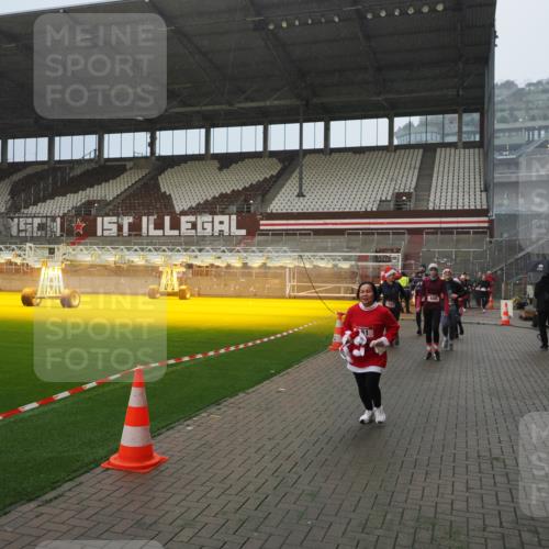 07.12.2025 - St. Pauli X-Mass-Run No. 15 Fabian Wolf http://msf.ph/oto/9408369 07.12.2025 11:07:14 Ziel 281, 342, 344, 591, 596, 603, 622, 688, 1585, 1587, 1634, 1666, 1751, 1861, 1862 meine-sportfotos.de
