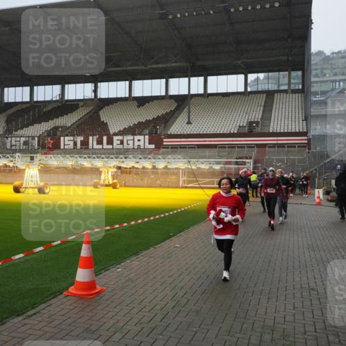 07.12.2025 - St. Pauli X-Mass-Run No. 15 Fabian Wolf http://msf.ph/oto/9408372 07.12.2025 11:07:14 Ziel 281, 342, 344, 591, 596, 603, 622, 688, 1585, 1587, 1634, 1666, 1751, 1861, 1862 meine-sportfotos.de