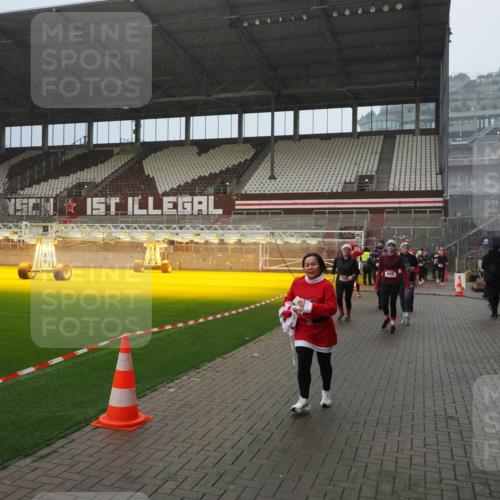 07.12.2025 - St. Pauli X-Mass-Run No. 15 Fabian Wolf http://msf.ph/oto/9408375 07.12.2025 11:07:14 Ziel 281, 342, 344, 591, 596, 603, 622, 688, 1585, 1587, 1634, 1666, 1751, 1861, 1862 meine-sportfotos.de