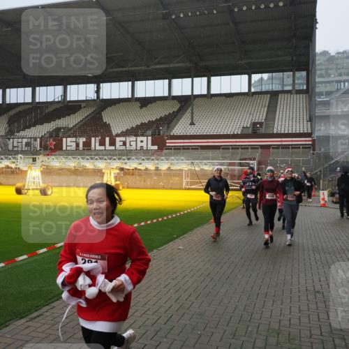 07.12.2025 - St. Pauli X-Mass-Run No. 15 Fabian Wolf http://msf.ph/oto/9408393 07.12.2025 11:07:15 Ziel 281, 342, 344, 490, 591, 596, 603, 621, 622, 688, 1202, 1206, 1585, 1587, 1634, 1666, 1751, 1861, 1862, 2403 meine-sportfotos.de