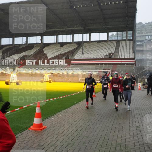 07.12.2025 - St. Pauli X-Mass-Run No. 15 Fabian Wolf http://msf.ph/oto/9408400 07.12.2025 11:07:16 Ziel 281, 342, 344, 476, 490, 591, 596, 603, 621, 622, 673, 688, 1202, 1206, 1585, 1587, 1861, 1862, 2403 meine-sportfotos.de