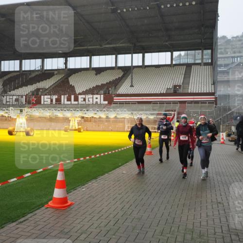 07.12.2025 - St. Pauli X-Mass-Run No. 15 Fabian Wolf http://msf.ph/oto/9408403 07.12.2025 11:07:16 Ziel 281, 342, 344, 476, 490, 591, 596, 603, 621, 622, 673, 688, 1202, 1206, 1585, 1587, 1861, 1862, 2403 meine-sportfotos.de