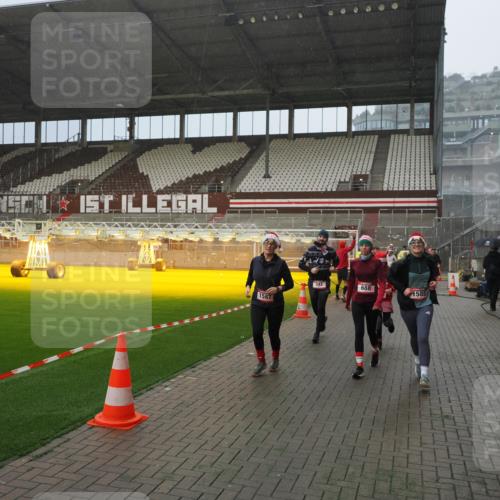 07.12.2025 - St. Pauli X-Mass-Run No. 15 Fabian Wolf http://msf.ph/oto/9408409 07.12.2025 11:07:16 Ziel 281, 342, 344, 476, 490, 591, 596, 603, 621, 622, 673, 688, 1202, 1206, 1585, 1587, 1861, 1862, 2403 meine-sportfotos.de