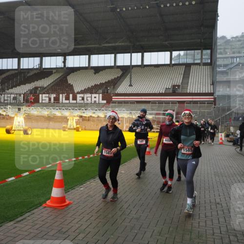 07.12.2025 - St. Pauli X-Mass-Run No. 15 Fabian Wolf http://msf.ph/oto/9408415 07.12.2025 11:07:17 Ziel 281, 342, 344, 476, 490, 591, 596, 603, 621, 622, 673, 688, 781, 1202, 1206, 1233, 1585, 1587, 1861, 1862, 2403 meine-sportfotos.de
