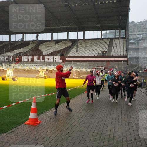 07.12.2025 - St. Pauli X-Mass-Run No. 15 Fabian Wolf http://msf.ph/oto/9408460 07.12.2025 11:07:22 Ziel 281, 342, 344, 476, 490, 591, 596, 603, 621, 622, 673, 688, 781, 1202, 1206, 1233, 1585, 1587, 2403, 5008 meine-sportfotos.de