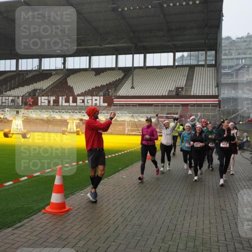 07.12.2025 - St. Pauli X-Mass-Run No. 15 Fabian Wolf http://msf.ph/oto/9408463 07.12.2025 11:07:22 Ziel 281, 342, 344, 476, 490, 591, 596, 603, 621, 622, 673, 688, 781, 1202, 1206, 1233, 1585, 1587, 2403, 5008 meine-sportfotos.de