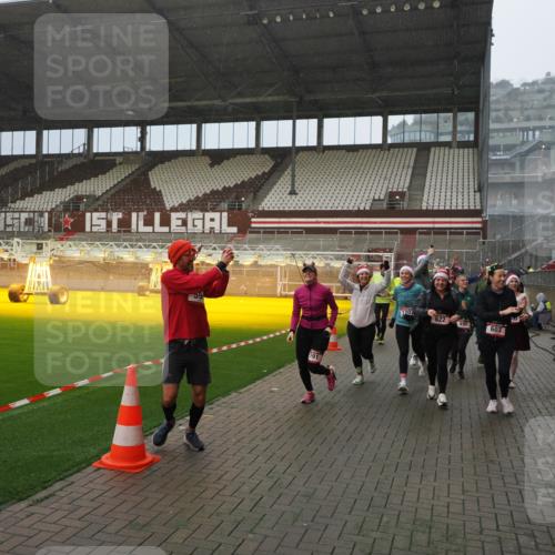 07.12.2025 - St. Pauli X-Mass-Run No. 15 Fabian Wolf http://msf.ph/oto/9408466 07.12.2025 11:07:22 Ziel 281, 342, 344, 476, 490, 591, 596, 603, 621, 622, 673, 688, 781, 1202, 1206, 1233, 1585, 1587, 2403, 5008 meine-sportfotos.de