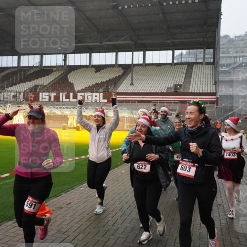 07.12.2025 - St. Pauli X-Mass-Run No. 15 Fabian Wolf http://msf.ph/oto/9408493 07.12.2025 11:07:24 Ziel 281, 342, 344, 476, 490, 591, 596, 603, 621, 622, 673, 688, 781, 1202, 1206, 1233, 1585, 1587, 2403, 5008 meine-sportfotos.de