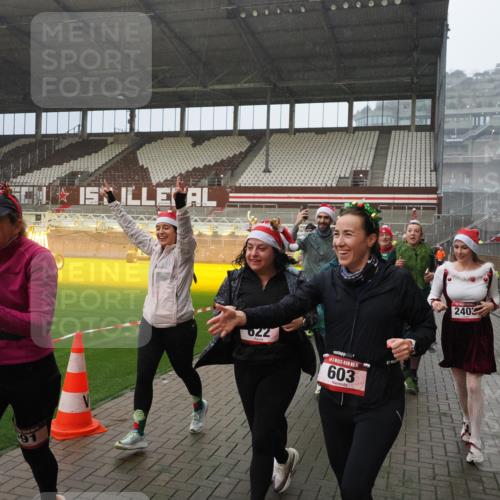 07.12.2025 - St. Pauli X-Mass-Run No. 15 Fabian Wolf http://msf.ph/oto/9408496 07.12.2025 11:07:24 Ziel 281, 342, 344, 476, 490, 591, 596, 603, 621, 622, 673, 688, 781, 1202, 1206, 1233, 1585, 1587, 2403, 5008 meine-sportfotos.de
