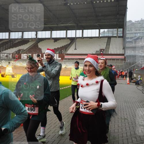 07.12.2025 - St. Pauli X-Mass-Run No. 15 Fabian Wolf http://msf.ph/oto/9408514 07.12.2025 11:07:25 Ziel 281, 342, 344, 476, 490, 591, 596, 603, 621, 622, 673, 688, 781, 1202, 1206, 1233, 1585, 1587, 2403, 5008 meine-sportfotos.de
