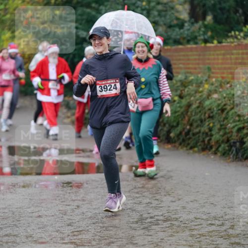 07.12.2025 - St. Pauli X-Mass-Run No. 15 Michael Burmester http://msf.ph/oto/9408545 07.12.2025 11:26:30 Laufen 3925, 3924 meine-sportfotos.de