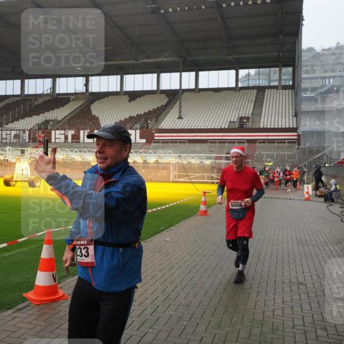 07.12.2025 - St. Pauli X-Mass-Run No. 15 Fabian Wolf http://msf.ph/oto/9408547 07.12.2025 11:07:28 Ziel 315, 342, 344, 476, 490, 591, 603, 621, 622, 673, 781, 1202, 1206, 1233, 1585, 1587, 2403, 5008 meine-sportfotos.de