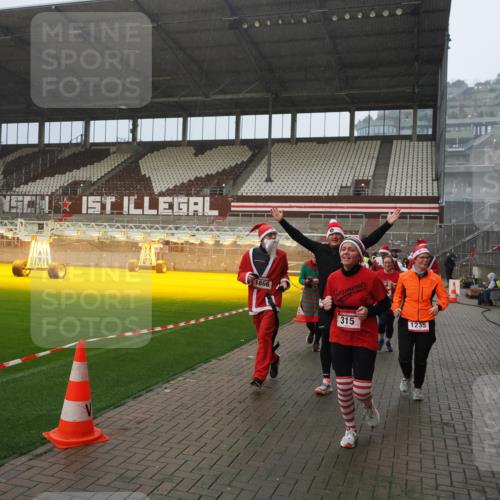 07.12.2025 - St. Pauli X-Mass-Run No. 15 Fabian Wolf http://msf.ph/oto/9408574 07.12.2025 11:07:37 Ziel 77, 315, 332, 377, 623, 781, 1233, 1235, 1509, 1824, 1866, 1910, 2693, 5008 meine-sportfotos.de