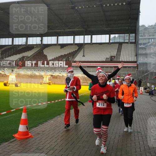 07.12.2025 - St. Pauli X-Mass-Run No. 15 Fabian Wolf http://msf.ph/oto/9408581 07.12.2025 11:07:38 Ziel 77, 315, 332, 377, 389, 397, 623, 1235, 1509, 1824, 1866, 1910, 2693, 5008 meine-sportfotos.de