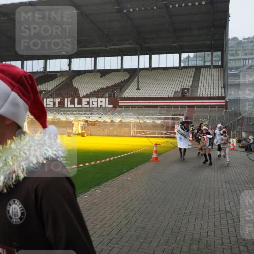 07.12.2025 - St. Pauli X-Mass-Run No. 15 Fabian Wolf http://msf.ph/oto/9408673 07.12.2025 11:07:44 Ziel 77, 271, 273, 315, 332, 377, 389, 397, 623, 1235, 1439, 1441, 1509, 1812, 1824, 1866, 1910, 2693 meine-sportfotos.de