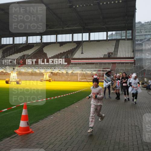 07.12.2025 - St. Pauli X-Mass-Run No. 15 Fabian Wolf http://msf.ph/oto/9408689 07.12.2025 11:07:47 Ziel 77, 271, 273, 286, 293, 315, 332, 377, 389, 397, 623, 1235, 1378, 1381, 1382, 1383, 1439, 1441, 1460, 1509, 1812, 1824, 1866, 1910, 2693 meine-sportfotos.de