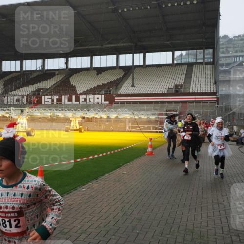 07.12.2025 - St. Pauli X-Mass-Run No. 15 Fabian Wolf http://msf.ph/oto/9408701 07.12.2025 11:07:47 Ziel 77, 271, 273, 286, 293, 315, 332, 377, 389, 397, 623, 1235, 1378, 1381, 1382, 1383, 1439, 1441, 1460, 1509, 1812, 1824, 1866, 1910, 2693 meine-sportfotos.de