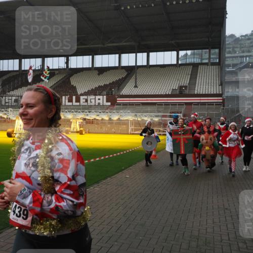 07.12.2025 - St. Pauli X-Mass-Run No. 15 Fabian Wolf http://msf.ph/oto/9408758 07.12.2025 11:07:52 Ziel 271, 273, 286, 293, 332, 389, 397, 772, 774, 1107, 1123, 1129, 1378, 1381, 1382, 1383, 1439, 1441, 1460, 1812, 2693 meine-sportfotos.de
