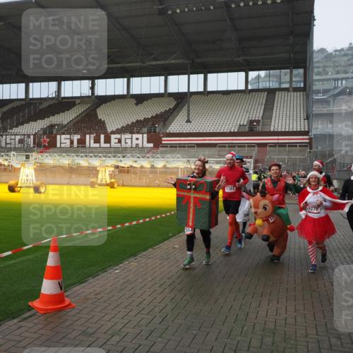07.12.2025 - St. Pauli X-Mass-Run No. 15 Fabian Wolf http://msf.ph/oto/9408761 07.12.2025 11:07:54 Ziel 271, 273, 286, 293, 389, 397, 653, 772, 774, 1107, 1123, 1129, 1342, 1378, 1381, 1382, 1383, 1439, 1441, 1460, 1520, 1525, 1812, 2693 meine-sportfotos.de