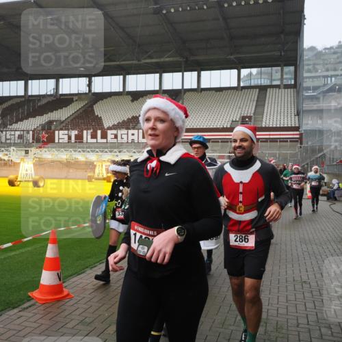07.12.2025 - St. Pauli X-Mass-Run No. 15 Fabian Wolf http://msf.ph/oto/9408803 07.12.2025 11:07:56 Ziel 271, 273, 286, 293, 389, 397, 653, 772, 774, 1107, 1123, 1129, 1226, 1230, 1249, 1342, 1355, 1378, 1381, 1382, 1383, 1439, 1441, 1460, 1520, 1525, 1812, 4815 meine-sportfotos.de