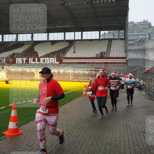07.12.2025 - St. Pauli X-Mass-Run No. 15 Fabian Wolf http://msf.ph/oto/9408833 07.12.2025 11:07:59 Ziel 271, 273, 286, 293, 629, 635, 653, 772, 774, 1107, 1123, 1129, 1226, 1230, 1249, 1342, 1355, 1378, 1381, 1382, 1383, 1439, 1441, 1460, 1520, 1525, 1809, 1810, 1812, 4798, 4815 meine-sportfotos.de