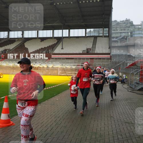 07.12.2025 - St. Pauli X-Mass-Run No. 15 Fabian Wolf http://msf.ph/oto/9408836 07.12.2025 11:07:59 Ziel 271, 273, 286, 293, 629, 635, 653, 772, 774, 1107, 1123, 1129, 1226, 1230, 1249, 1342, 1355, 1378, 1381, 1382, 1383, 1439, 1441, 1460, 1520, 1525, 1809, 1810, 1812, 4798, 4815 meine-sportfotos.de