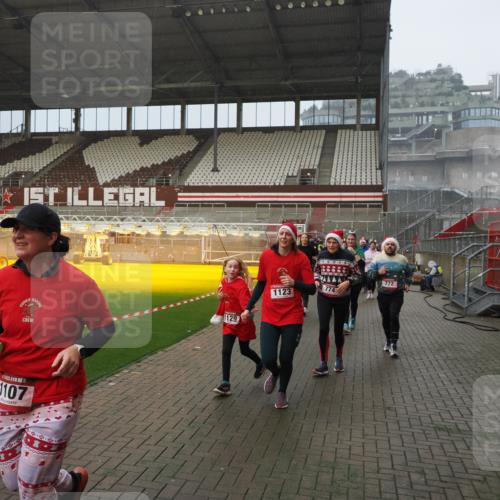 07.12.2025 - St. Pauli X-Mass-Run No. 15 Fabian Wolf http://msf.ph/oto/9408839 07.12.2025 11:07:59 Ziel 271, 273, 286, 293, 629, 635, 653, 772, 774, 1107, 1123, 1129, 1226, 1230, 1249, 1342, 1355, 1378, 1381, 1382, 1383, 1439, 1441, 1460, 1520, 1525, 1809, 1810, 1812, 4798, 4815 meine-sportfotos.de