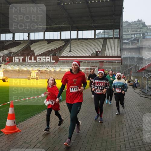 07.12.2025 - St. Pauli X-Mass-Run No. 15 Fabian Wolf http://msf.ph/oto/9408848 07.12.2025 11:08:00 Ziel 271, 273, 286, 293, 629, 635, 653, 772, 774, 1107, 1123, 1129, 1226, 1230, 1249, 1342, 1355, 1378, 1381, 1382, 1383, 1439, 1441, 1460, 1520, 1525, 1809, 1810, 1812, 4798, 4815 meine-sportfotos.de