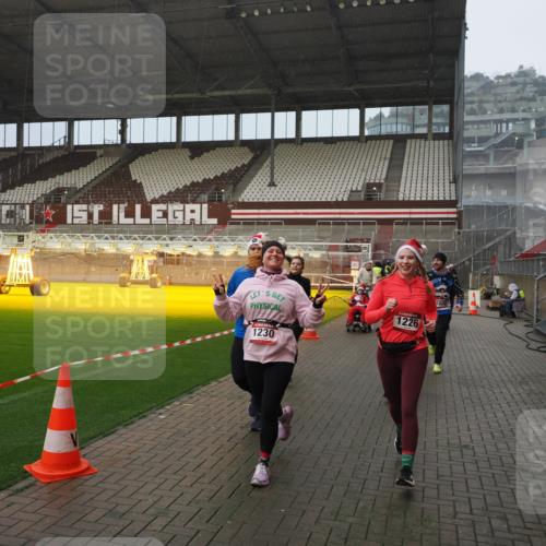 07.12.2025 - St. Pauli X-Mass-Run No. 15 Fabian Wolf http://msf.ph/oto/9408912 07.12.2025 11:08:04 Ziel 286, 293, 629, 635, 653, 772, 774, 1107, 1123, 1129, 1226, 1230, 1249, 1342, 1355, 1378, 1381, 1382, 1383, 1460, 1520, 1525, 1596, 1809, 1810, 4798, 4815 meine-sportfotos.de