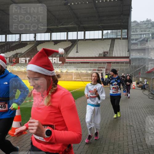 07.12.2025 - St. Pauli X-Mass-Run No. 15 Fabian Wolf http://msf.ph/oto/9408930 07.12.2025 11:08:05 Ziel 286, 293, 629, 635, 653, 772, 774, 1107, 1123, 1129, 1226, 1230, 1249, 1342, 1355, 1378, 1381, 1382, 1383, 1460, 1520, 1525, 1596, 1809, 1810, 4798, 4815 meine-sportfotos.de