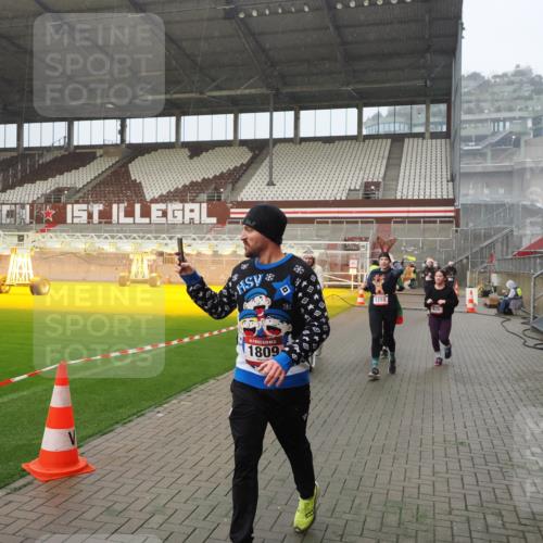 07.12.2025 - St. Pauli X-Mass-Run No. 15 Fabian Wolf http://msf.ph/oto/9408949 07.12.2025 11:08:06 Ziel 286, 293, 629, 635, 653, 772, 774, 1107, 1123, 1129, 1226, 1230, 1249, 1342, 1355, 1381, 1460, 1520, 1525, 1596, 1809, 1810, 4798, 4815 meine-sportfotos.de