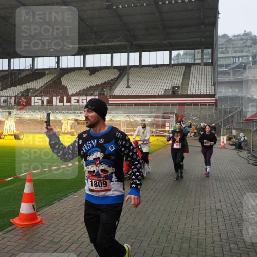 07.12.2025 - St. Pauli X-Mass-Run No. 15 Fabian Wolf http://msf.ph/oto/9408952 07.12.2025 11:08:06 Ziel 286, 293, 629, 635, 653, 772, 774, 1107, 1123, 1129, 1226, 1230, 1249, 1342, 1355, 1381, 1460, 1520, 1525, 1596, 1809, 1810, 4798, 4815 meine-sportfotos.de